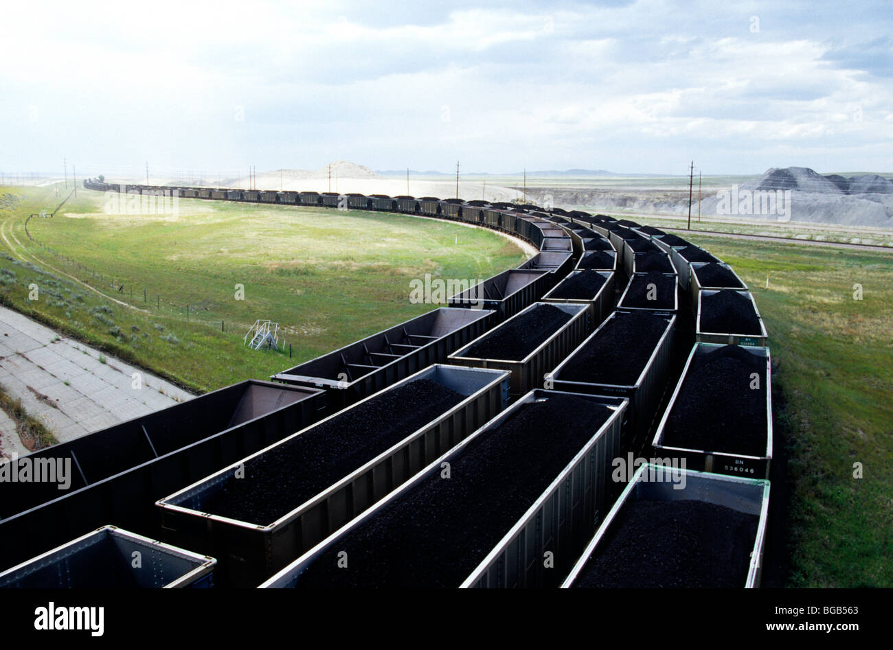 La miniera di carbone, le gondole ferroviarie partono ed entrano nel complesso minerario di superficie. Foto Stock