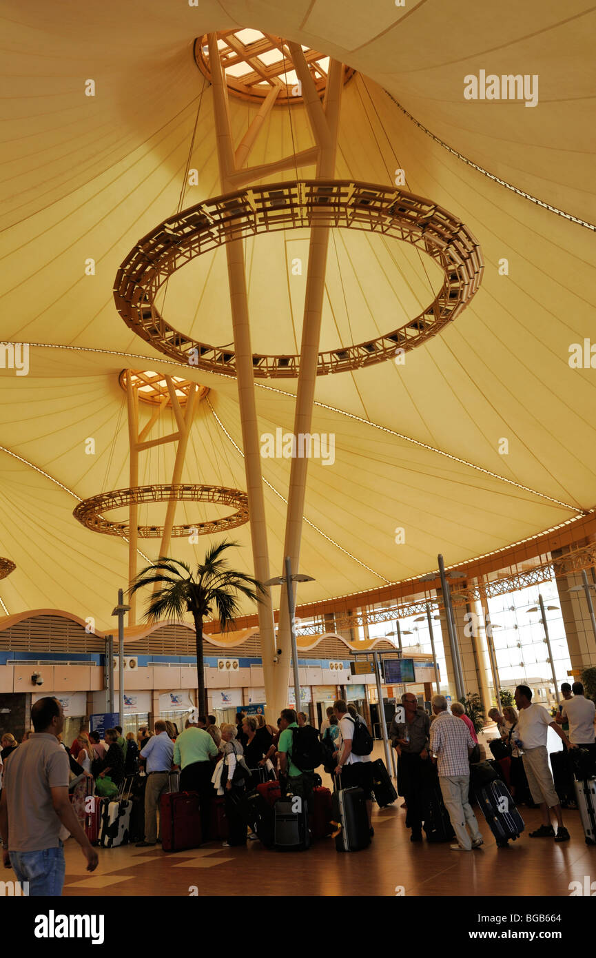 Linee per i controlli di sicurezza sotto trazione tessuto ingresso del tetto a Sharm el Sheikh airport terminal, Sinai, Egitto Foto Stock