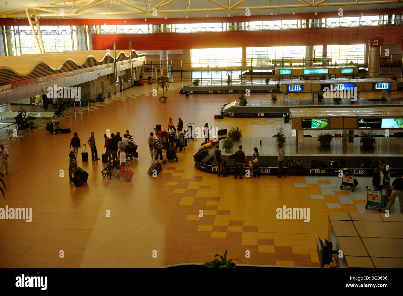 Allo scarico dei bagagli zona Sharm el Sheikh airport terminal, Sinai, Egitto Foto Stock