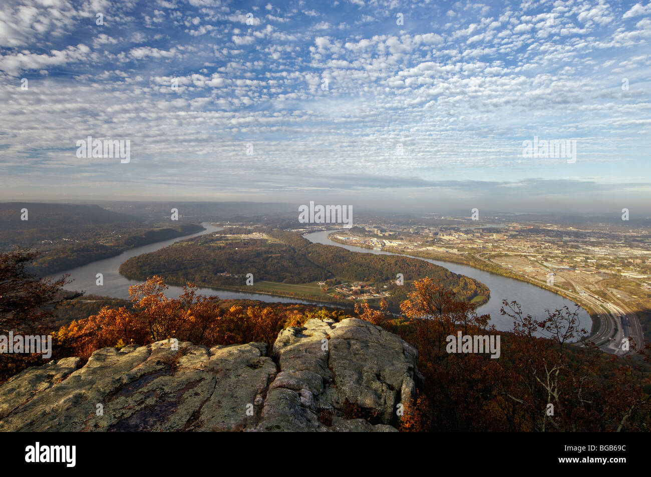 Vista del mocassino ansa del fiume Tennesse e la città di Chattanooga nel Tennessee da Lookout Mountain Foto Stock