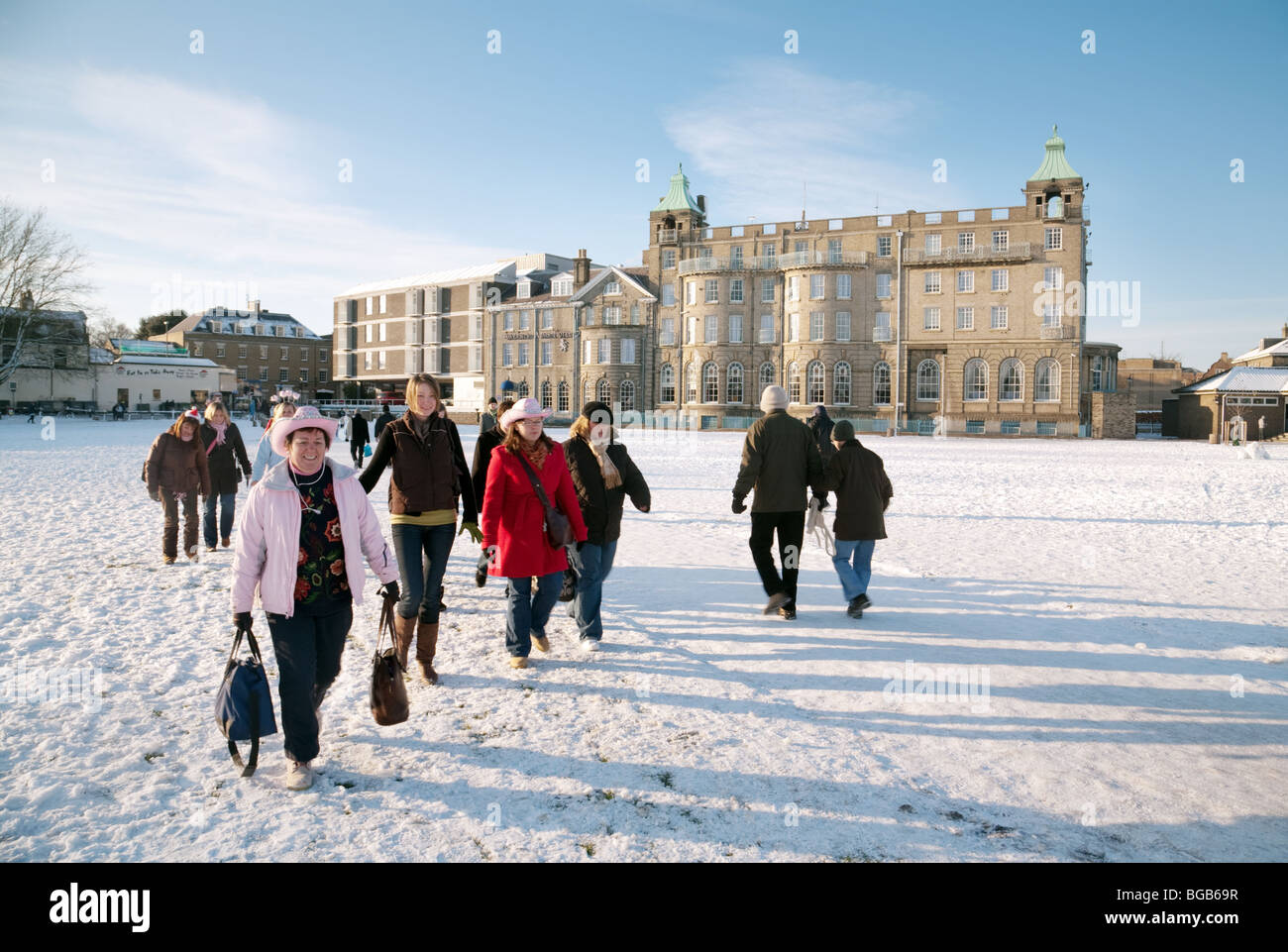 Le persone al di fuori della University Arms Hotel in inverno, Parkers pezzo, Cambridge, Regno Unito Foto Stock