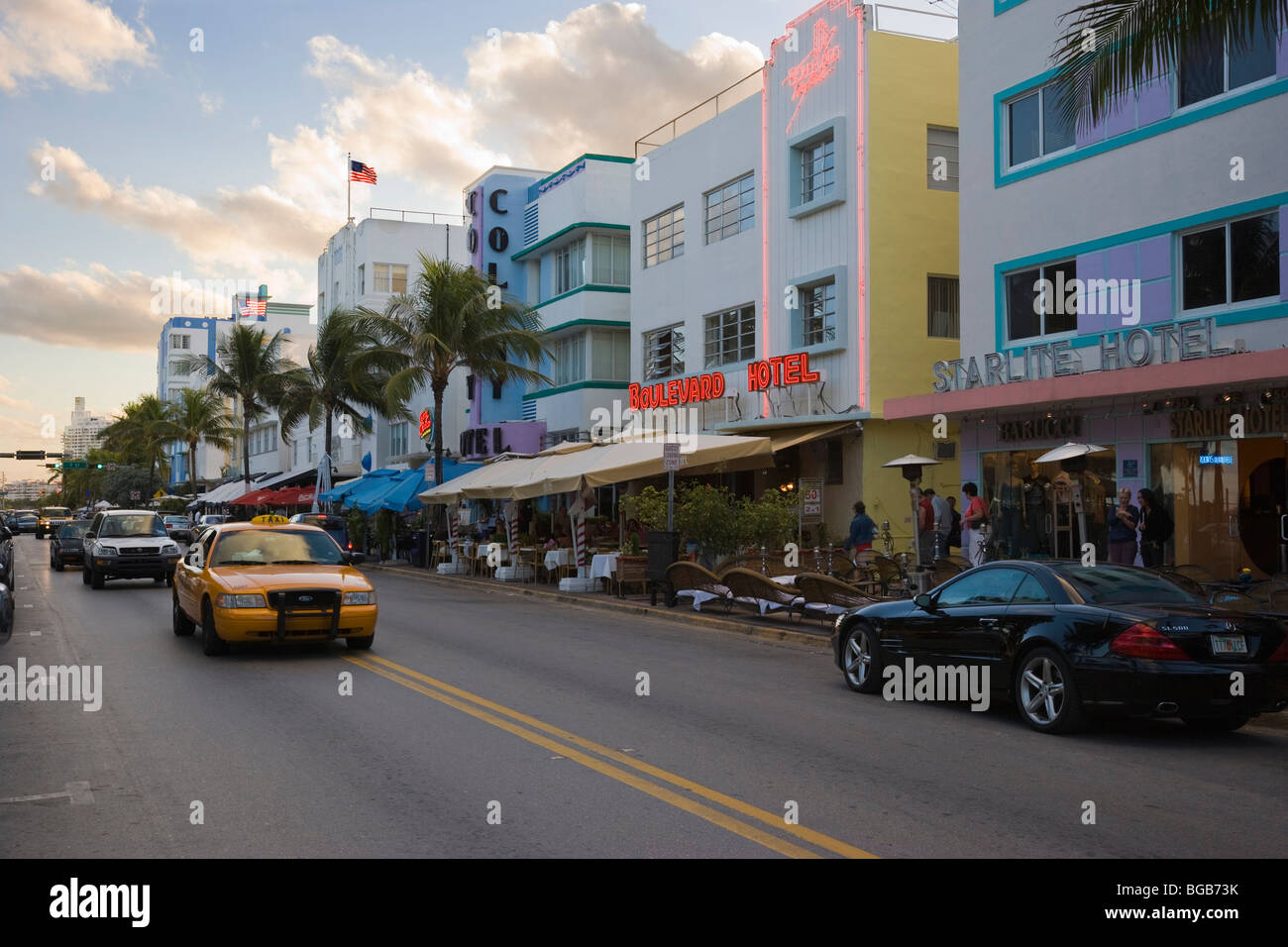 Ocean Drive al tramonto, South Beach, Miami, FL, Stati Uniti d'America Foto Stock