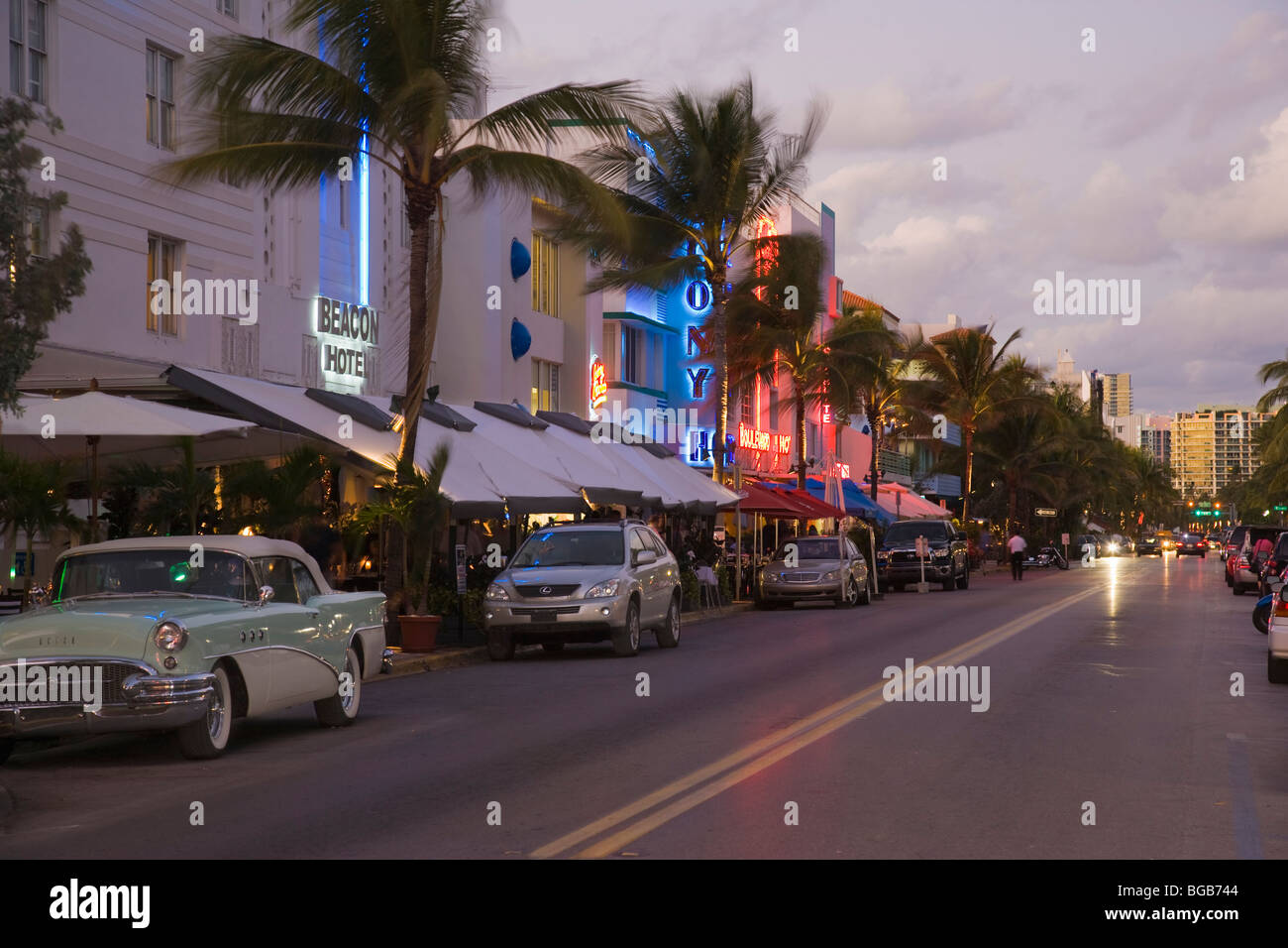 Ocean Drive al tramonto, South Beach, Miami, Florida, Stati Uniti d'America Foto Stock