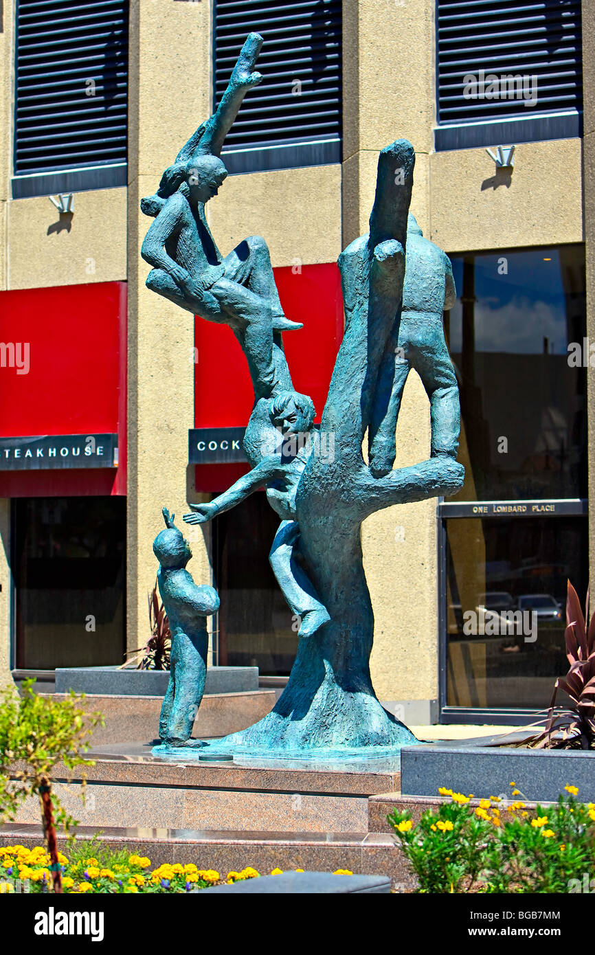 La scultura in bronzo di bambini che giocano in una struttura ad albero, intitolato 'gratis Bambini" al di fuori del Richardson edificio nella città di Winnipeg, Foto Stock