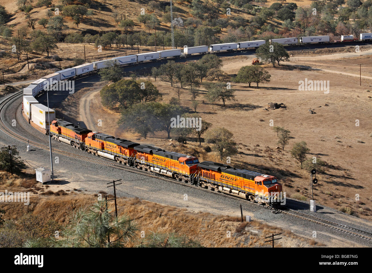 Un eastbound BNSF treno merci a Tehachapi Loop tra Bakersfield e Mojave, California. Foto Stock
