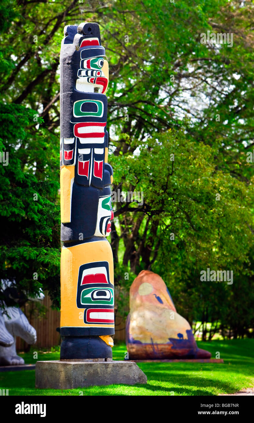 Il Kwakiutl Totem Pole sull'edificio legislativo motivi nella città di Winnipeg, Manitoba, Canada. Foto Stock