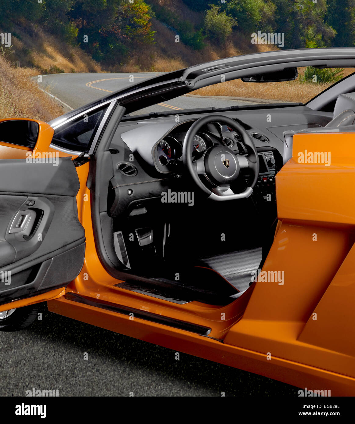 Lamborghini auto convertibili interno su strada con porta aperta, STATI UNITI D'AMERICA Foto Stock