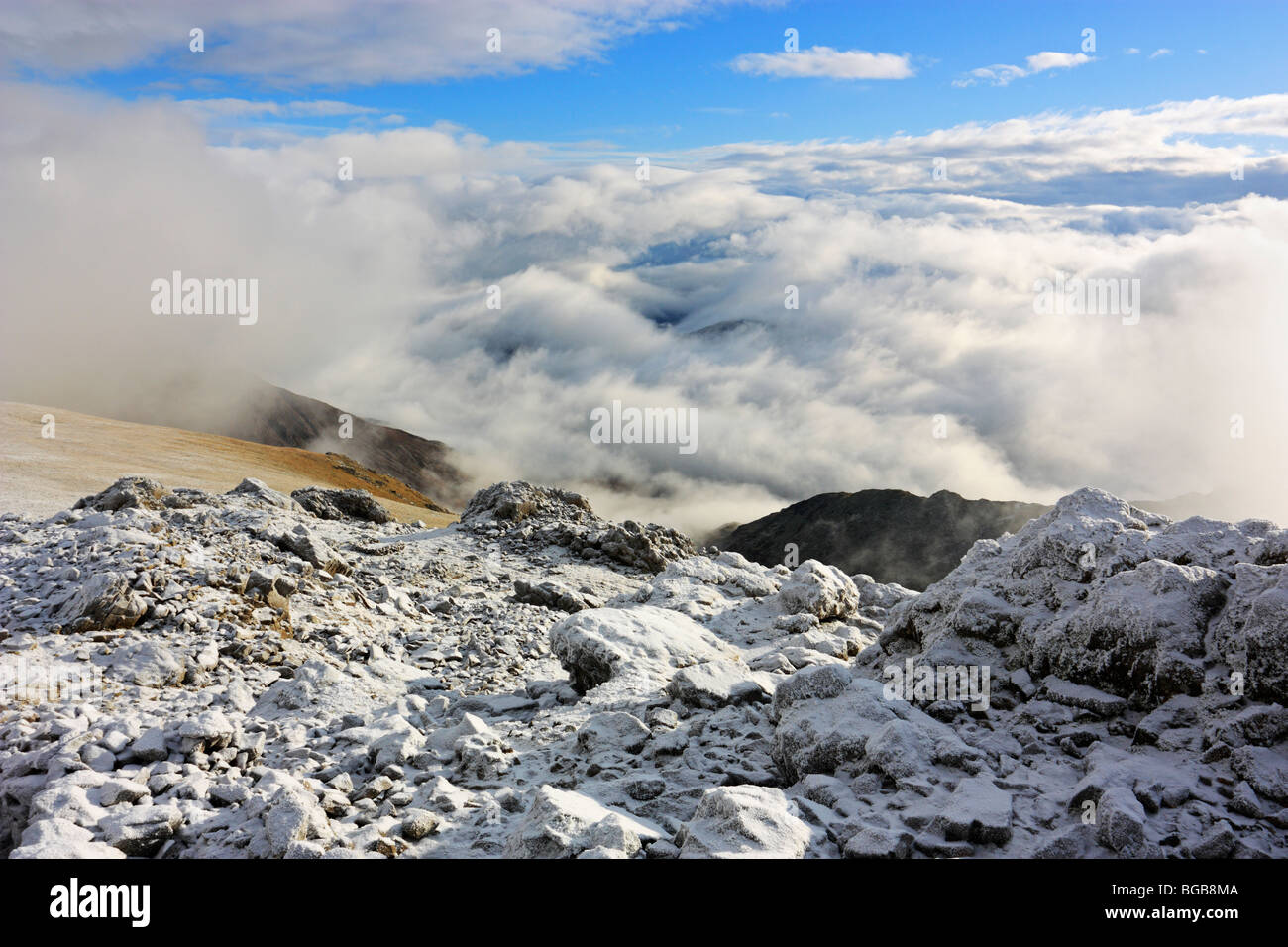 La vista da NW Penygadair, il vertice di Cadair Idris, durante la separazione delle nuvole in una giornata invernale e Foto Stock