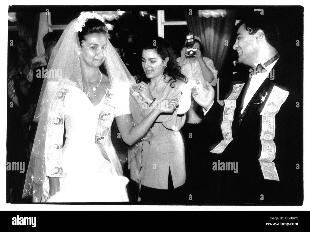 Religione matrimoni cristiani greco tradizionale cerimonia di nozze. Denaro che viene segnato per la sposa e lo sposo. Foto Stock