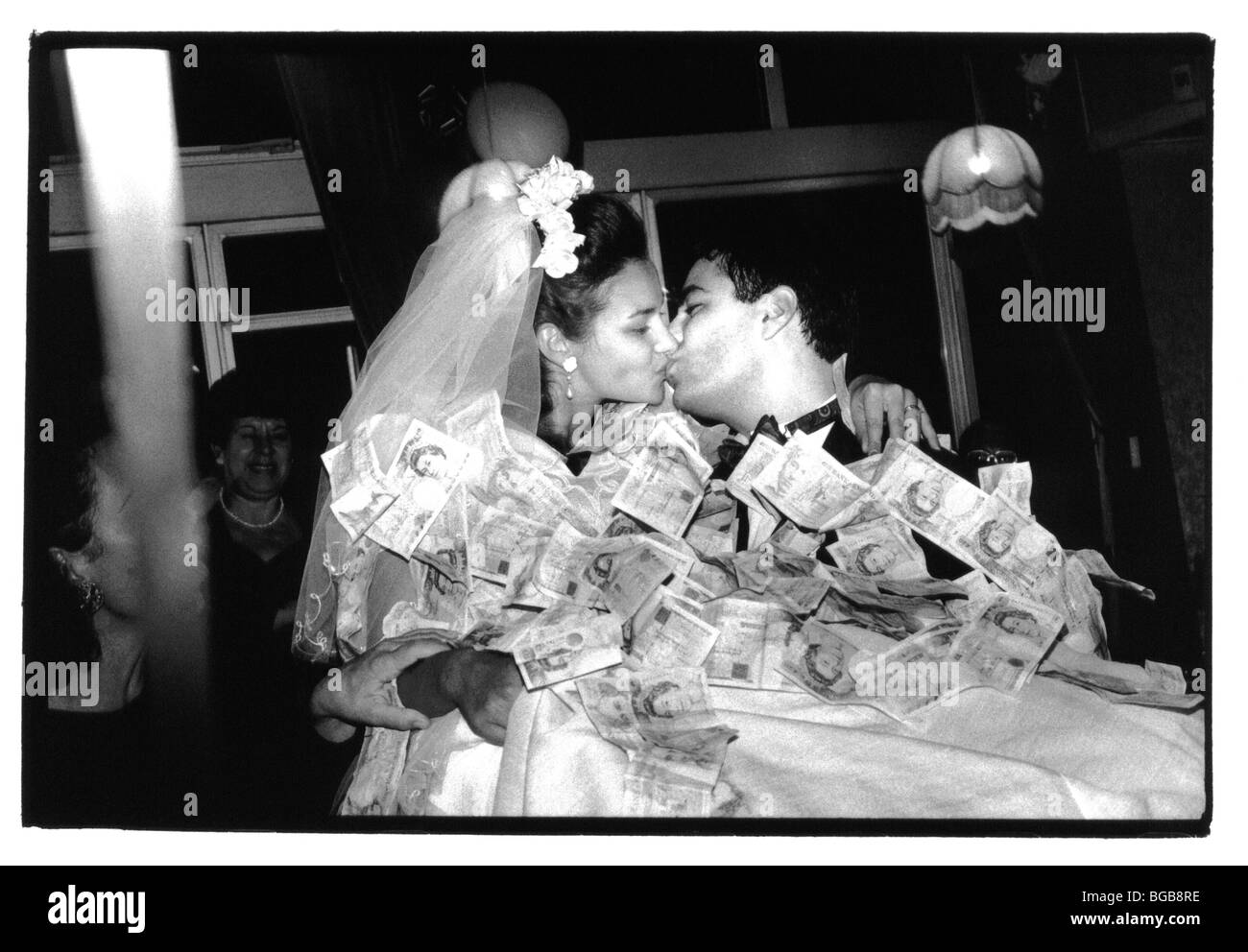 Religione matrimoni cristiani greco tradizionale cerimonia di nozze. Sposa e lo Sposo coperti in denaro che è stato segnato per loro. Foto Stock