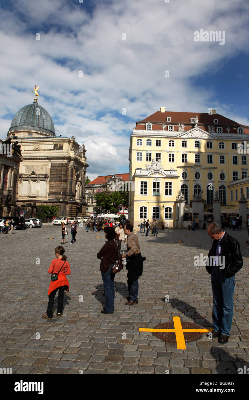 In Germania, in Sassonia, Dresda, Nuemarkt, un turista in cerca di un giallo attraversa messo su chiusini dopo i controlli di sicurezza. Foto Stock