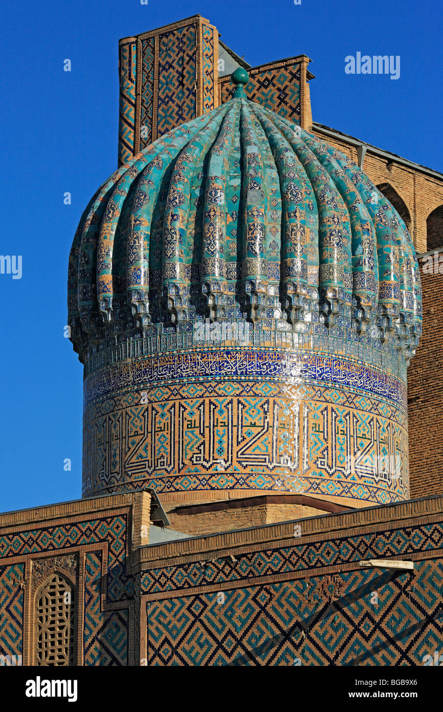 Il Sher-Dor Madrasah, Registan Square, Samarcanda, Uzbekistan Foto Stock