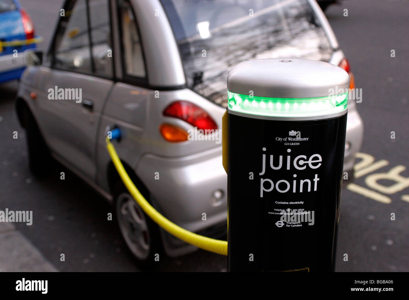 Inghilterra, London, Westminster, auto elettrica punto di succo di frutta in cui veicoli elettrici a ricaricare le batterie Foto Stock
