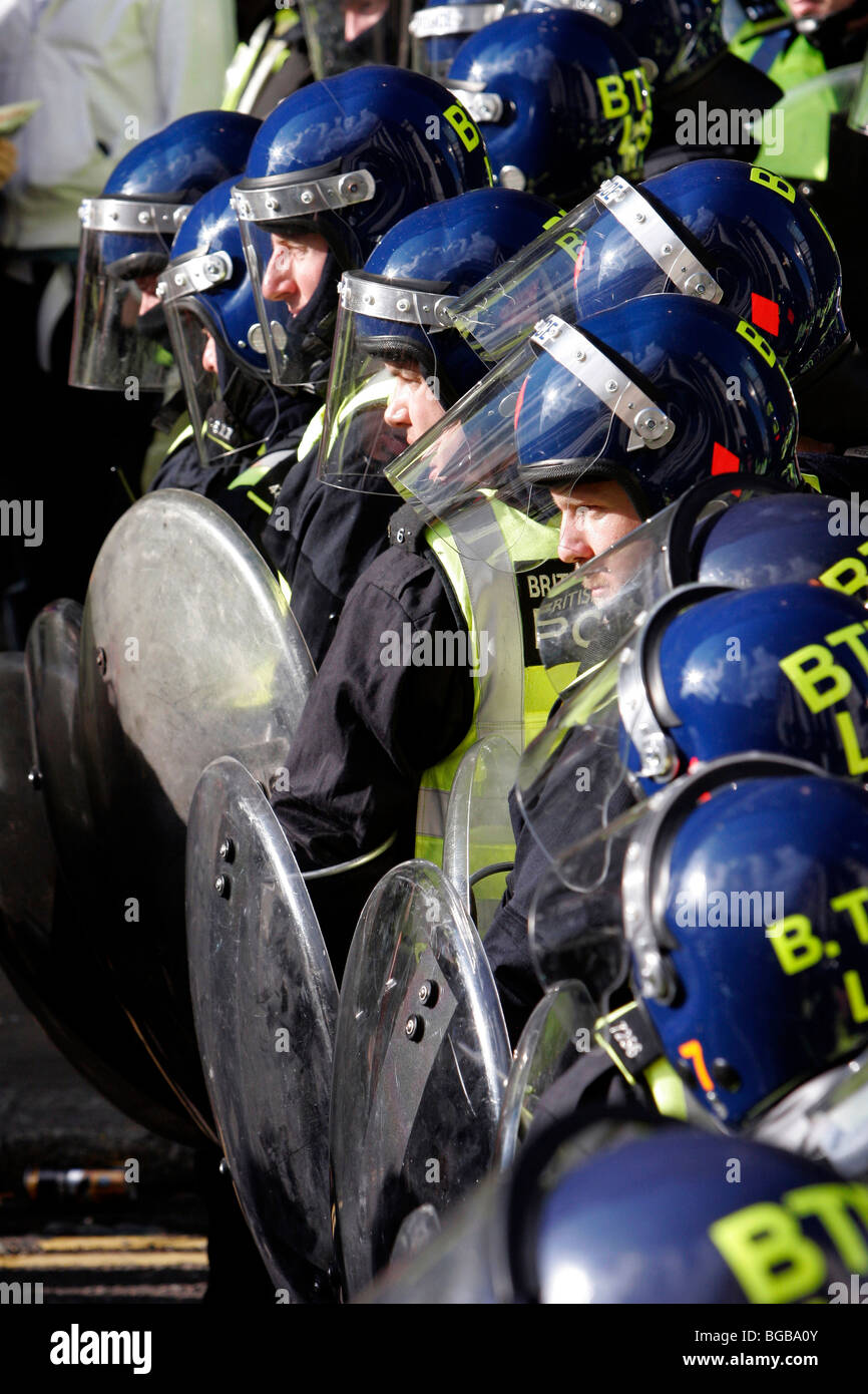 Inghilterra, Londra, Città, Threadneedle Street, Bank of England G20 proteste, aprile 2009. La polizia di caschi con scudi antisommossa. Foto Stock