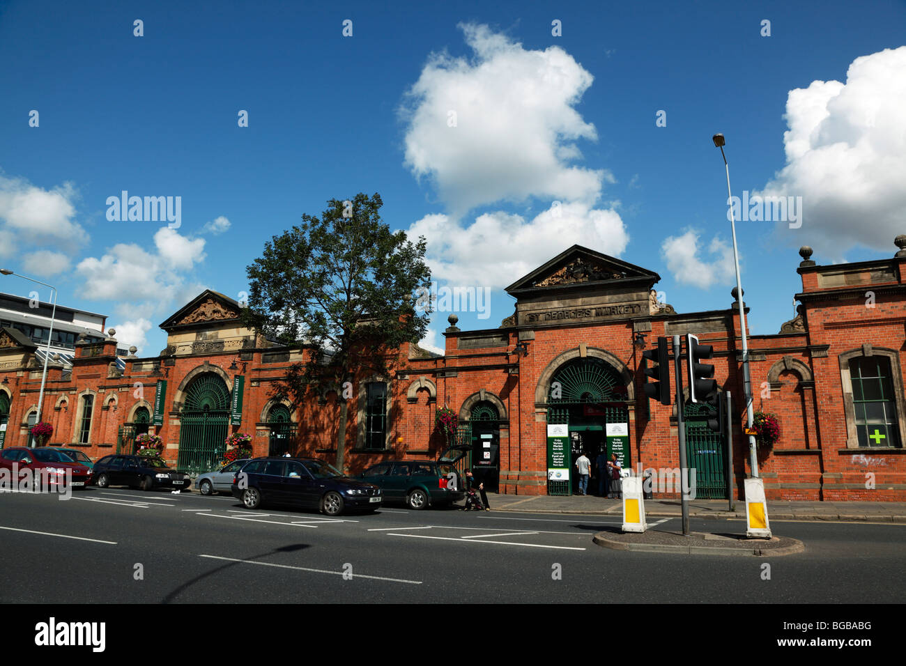 In Irlanda del Nord, Belfast, St Georges mercato occupato venerdì mattina occupato con gli acquirenti. Foto Stock