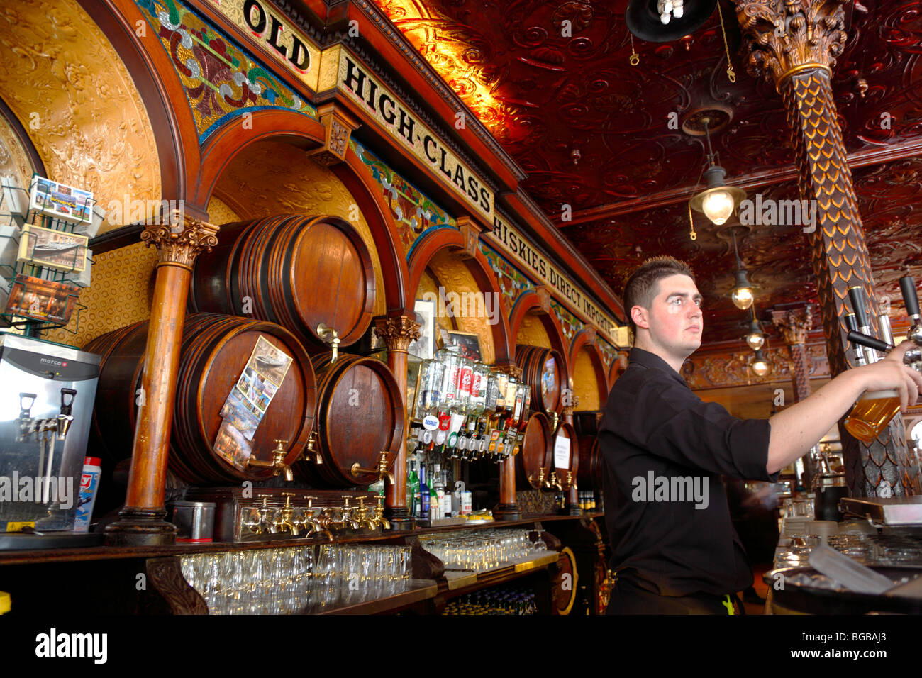 In Irlanda del Nord, Belfast, Great Victoria Street, il Crown Bar salone di liquore. Costruito nel 1826 è dotato di lampade a gas e accogliente snugs. Foto Stock