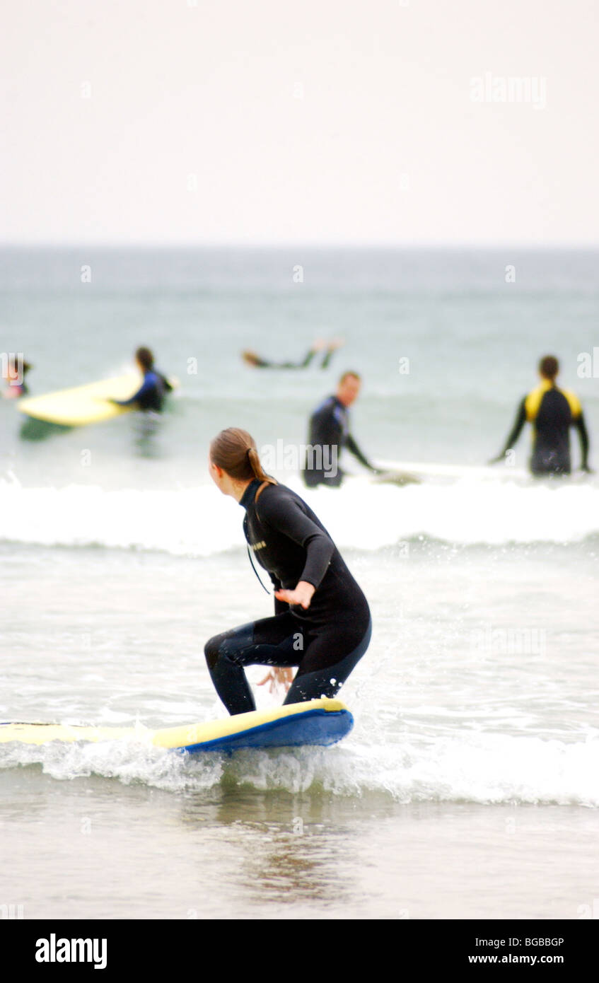 Royalty free fotografia del surfista femmina in mare in una fredda giornata invernale in Cornwall Regno Unito Foto Stock