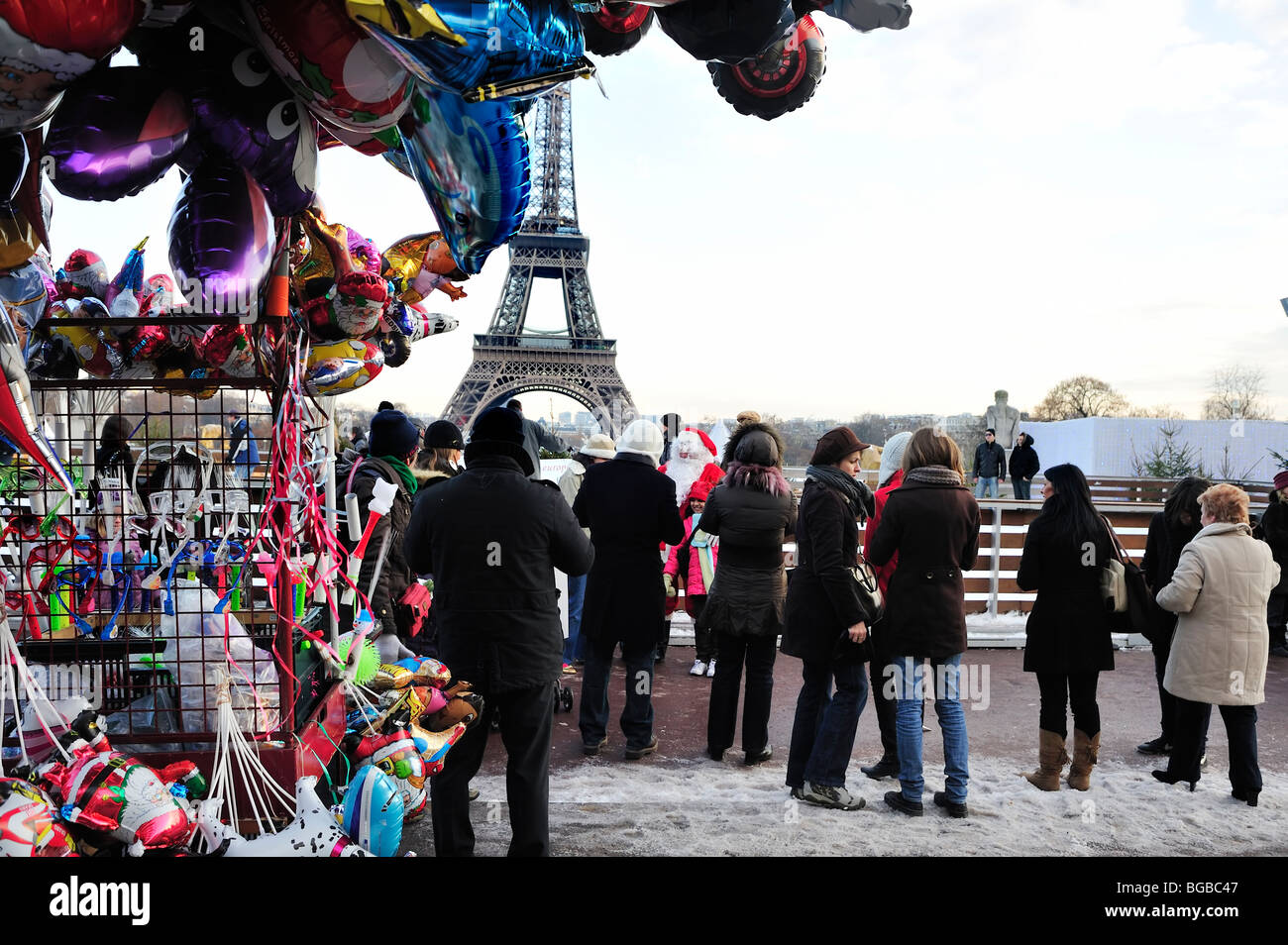Parigi, Francia, i turisti incontro Babbo Natale, Babbo Natale, Francese decorazioni di Natale, souvenir, Torre Eiffel, Foto Stock