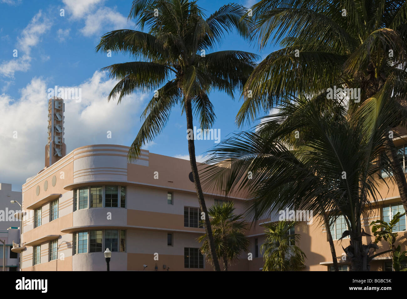 Edificio Art Deco con palme. Foto Stock