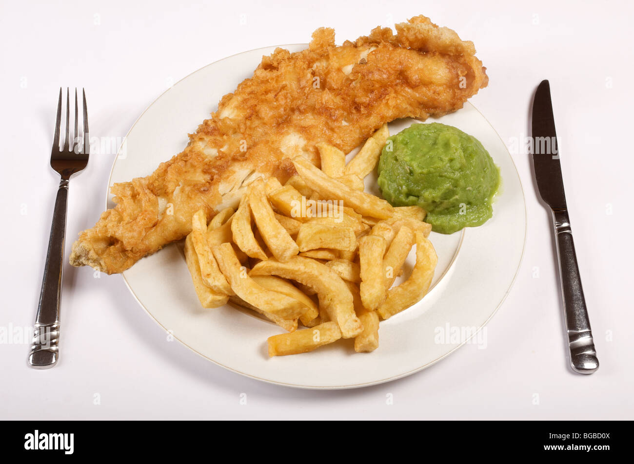Piatto di pesce e patatine fiacco piselli Foto Stock