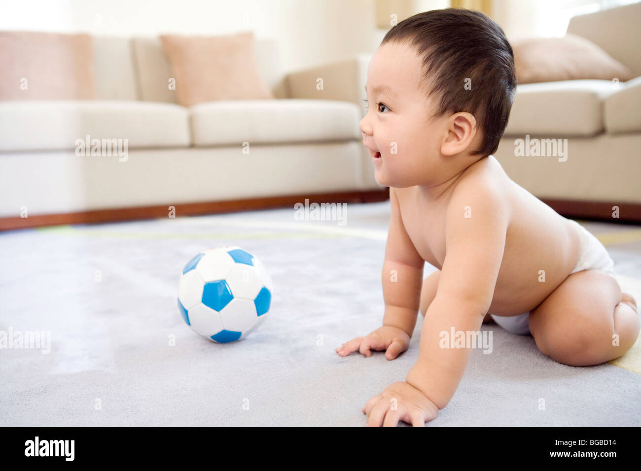 Bambino con pallone da calcio Foto Stock