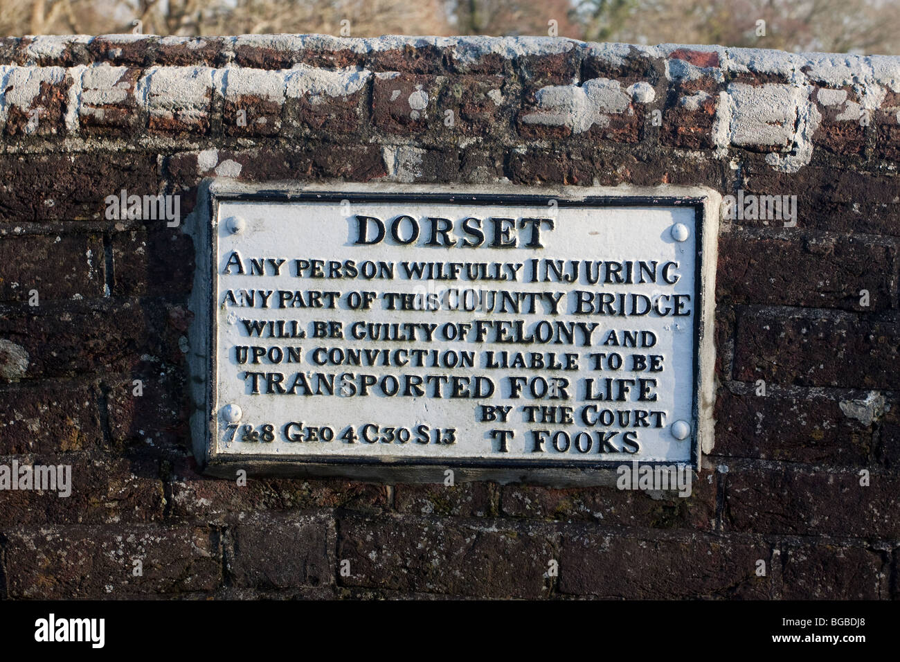 Il Dorset segno attenzione qualsiasi persona volontariamente il ferimento di una qualsiasi parte di questa contea Bridge saranno colpevoli del crimine e...trasportati Foto Stock