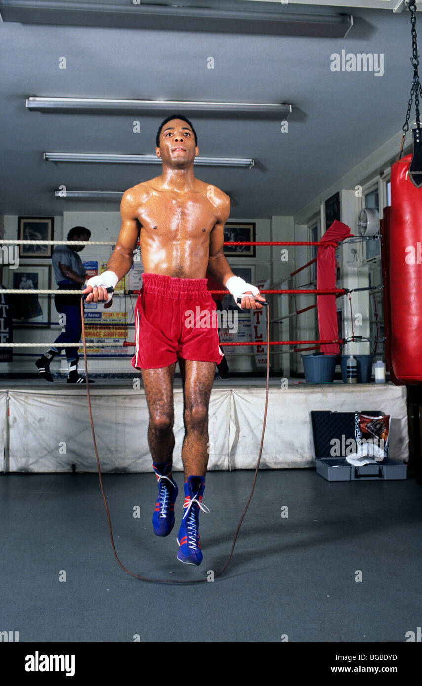 Boxer che lavora fuori con una corda da salto in una palestra Foto stock -  Alamy