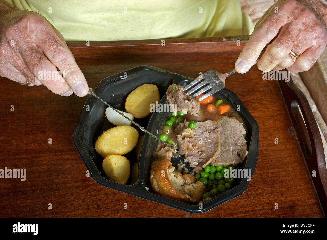 La vecchiaia titolare di pensione o di rendita di mangiare un Birds Eye carne tradizionale pasto pronto Foto Stock
