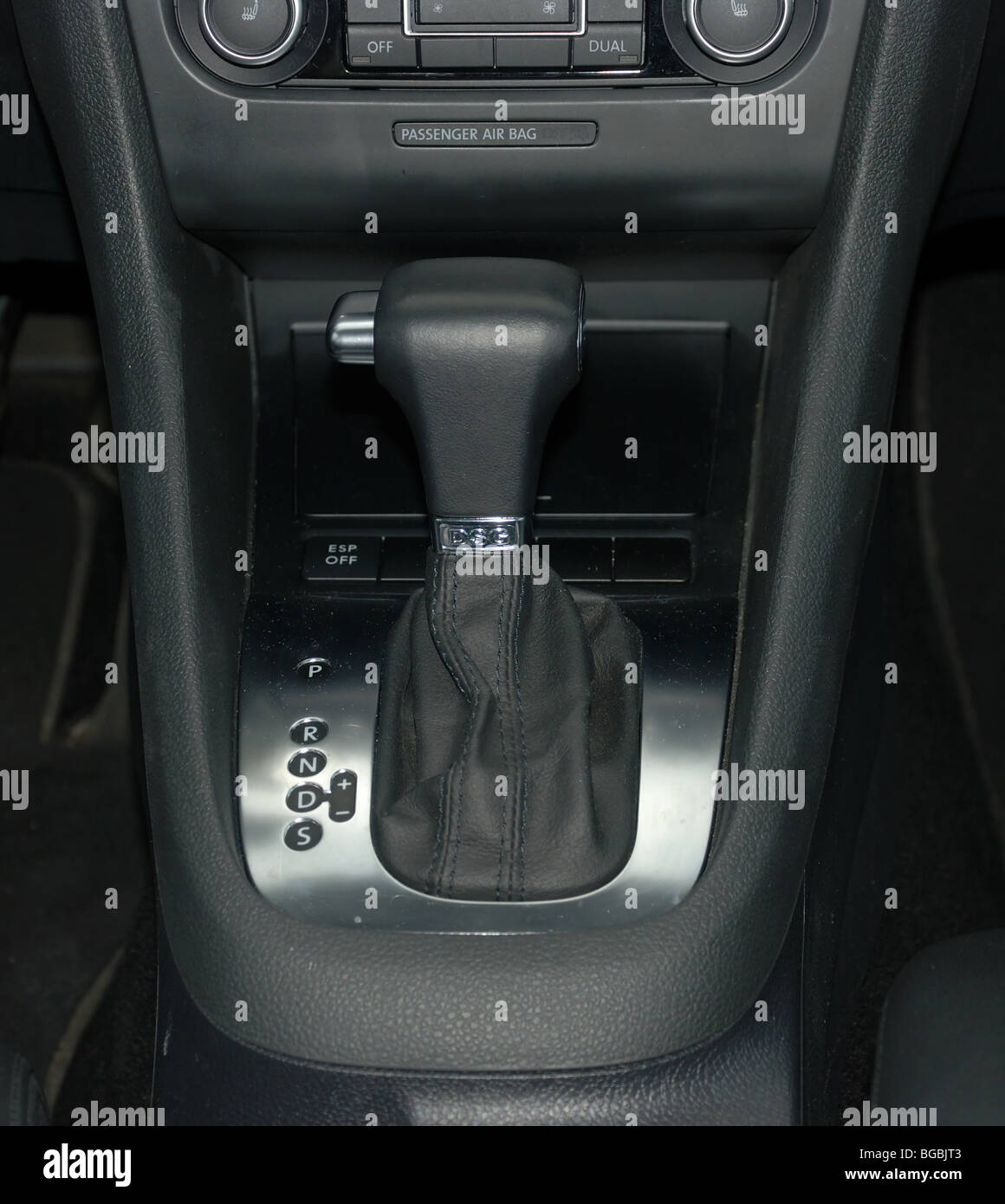 Volkswagen Golf VI 1.4 TSI DSG - 2009 - interno, console centrale, DSG  (Direct Shift Cambio), Trasmissione automatica (A/T Foto stock - Alamy