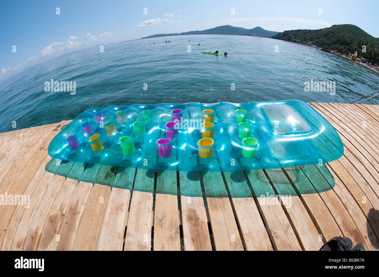Materasso ad aria o lilo accanto al mare su di appontaggio. Corfù, Grecia Foto Stock