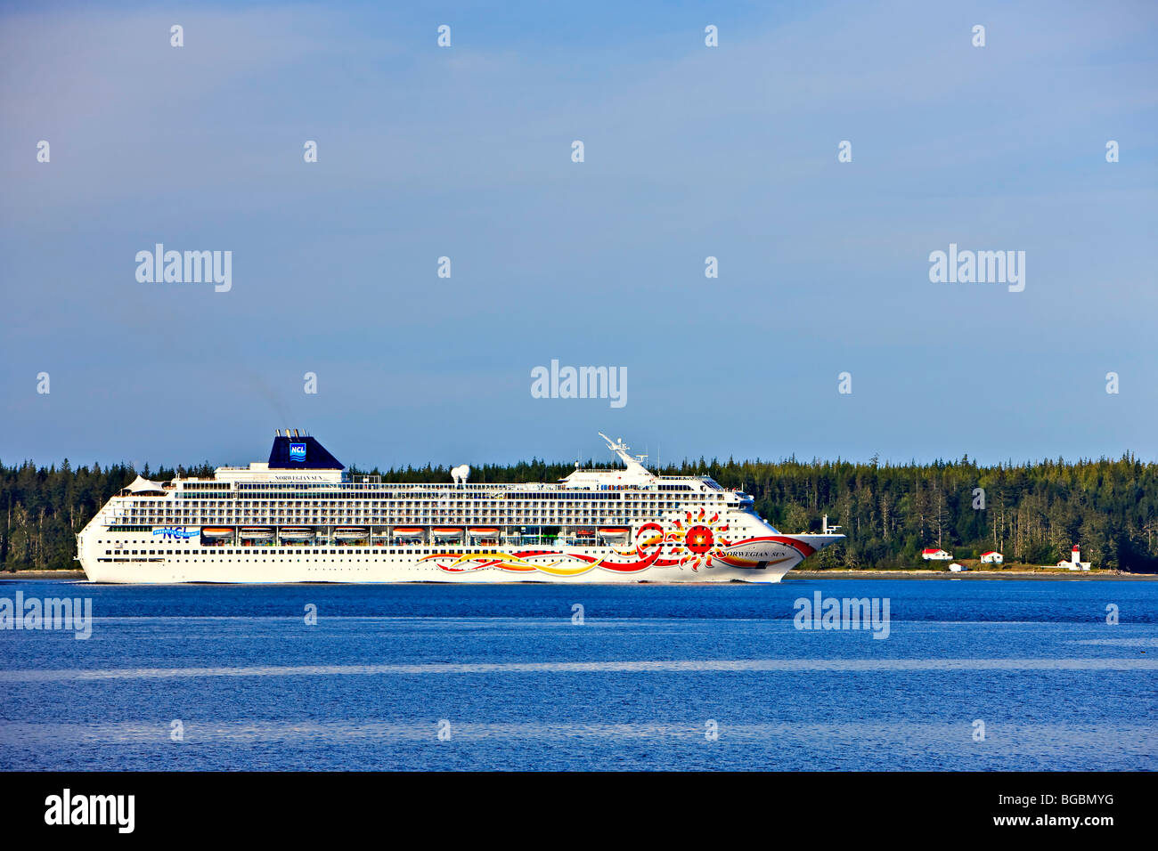 La nave di crociera vicino Pultenay Point Lighthouse, all'interno del passaggio, Malcolm Isola, British Columbia, Canada Foto Stock