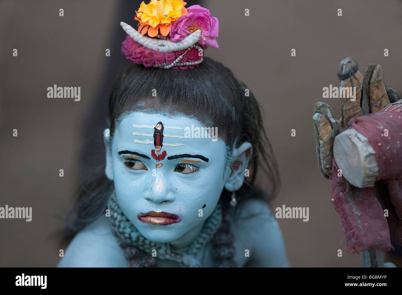 Un ritratto di un bambino che rappresentano il signore Shiva a Pushkar Fair, Rajasthan in India. Foto Stock