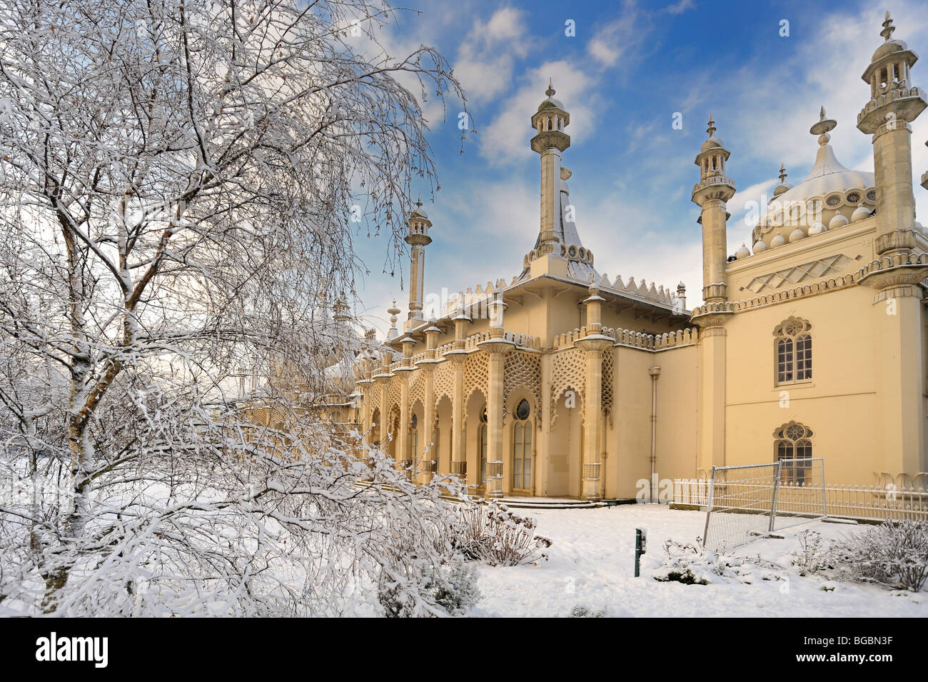 I giardini di Brighton Pavilion ricoperta di neve Foto Stock