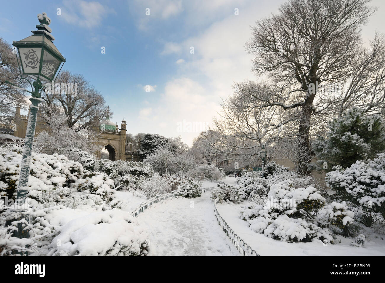 I giardini di Brighton Pavilion ricoperta di neve Foto Stock