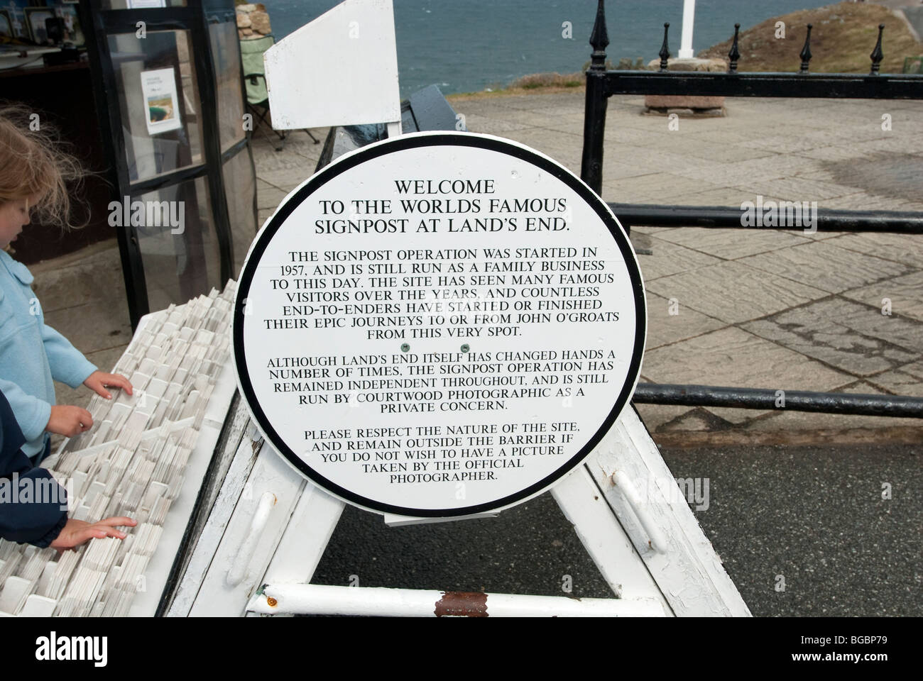 Lands End Fotografia di orientamento per segnale di avvertimento. Modello completamente rilasciato Foto Stock