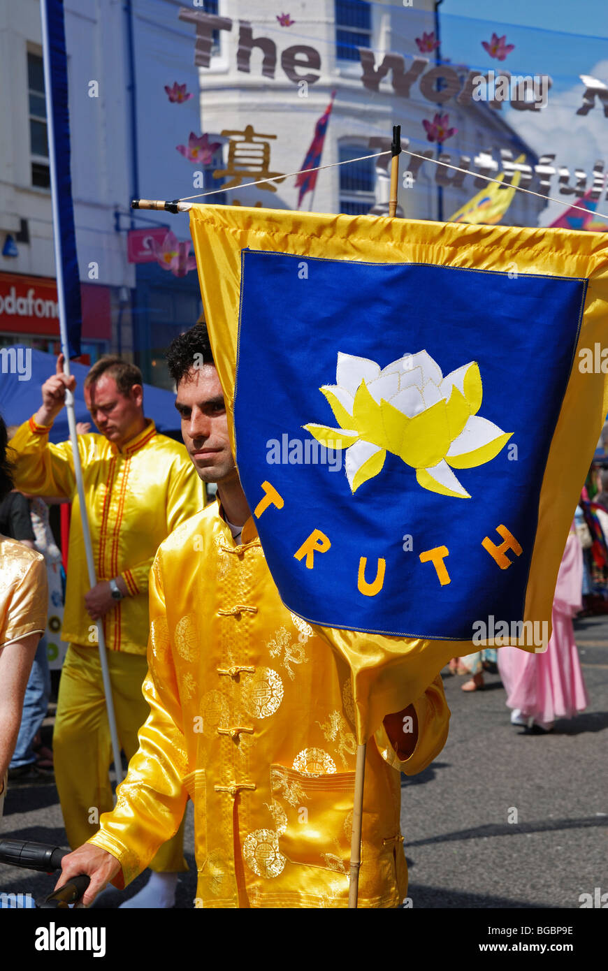 ' Il falun gong ' membri a camminare per le strade di Penzance,cornwall, Regno Unito Foto Stock