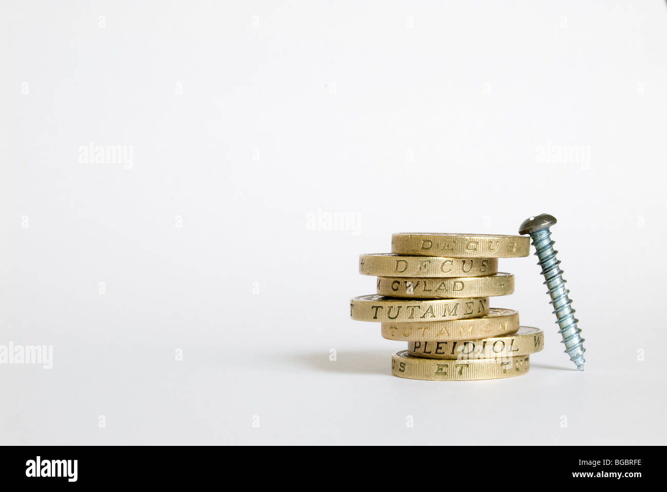 Vite appoggiata contro una libbra di monete Foto Stock