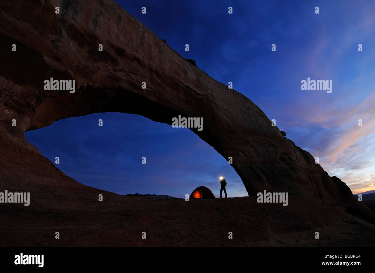 Tenda, escursionista trekking, Wilson Arch, Moab, Utah, Stati Uniti d'America Foto Stock