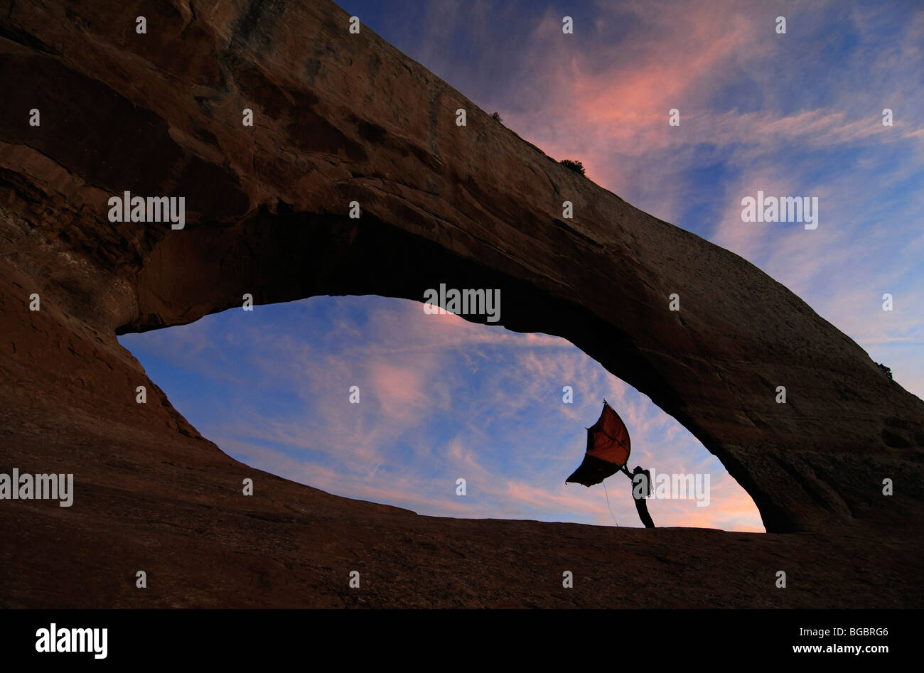 Tenda, escursionista trekking, Wilson Arch, Moab, Utah, Stati Uniti d'America Foto Stock