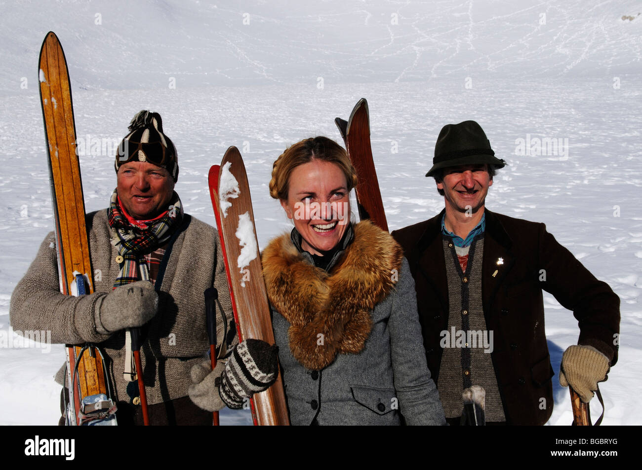 I partecipanti nella nostalgica gara di sci, Sella Ronda, Passo Gardena, Val Gardena, Alto Adige, Italia, Europa Foto Stock