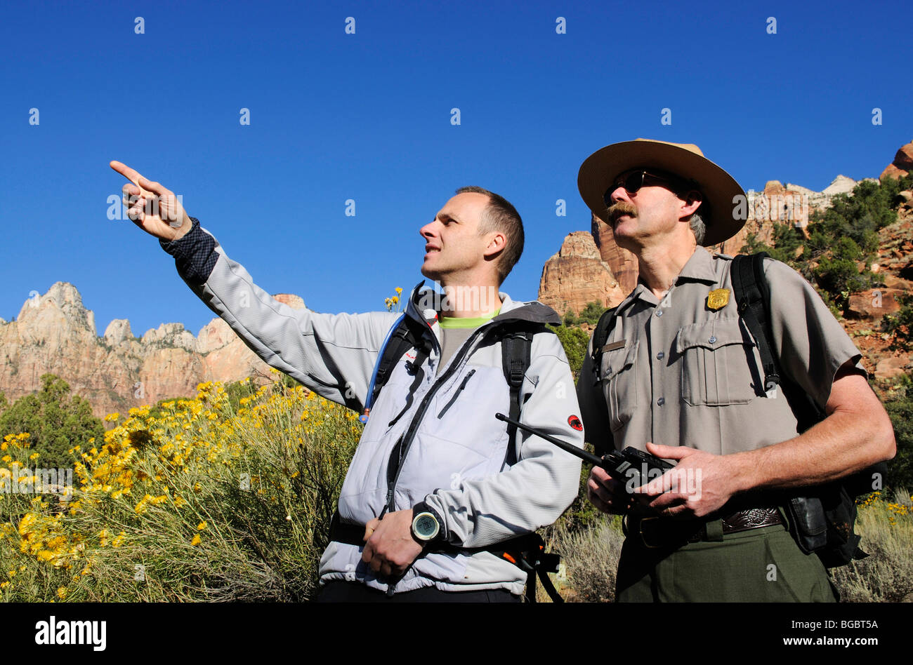 Escursionista e ranger, torri della Vergine, il Parco Nazionale di Zion, Utah, Stati Uniti d'America Foto Stock