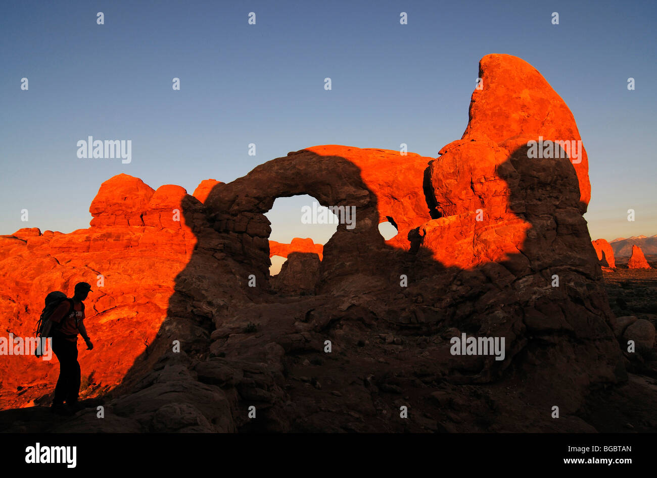 Escursionista, torretta Arch, Sud finestra, Arches National Park, Moab, Utah, Stati Uniti d'America Foto Stock