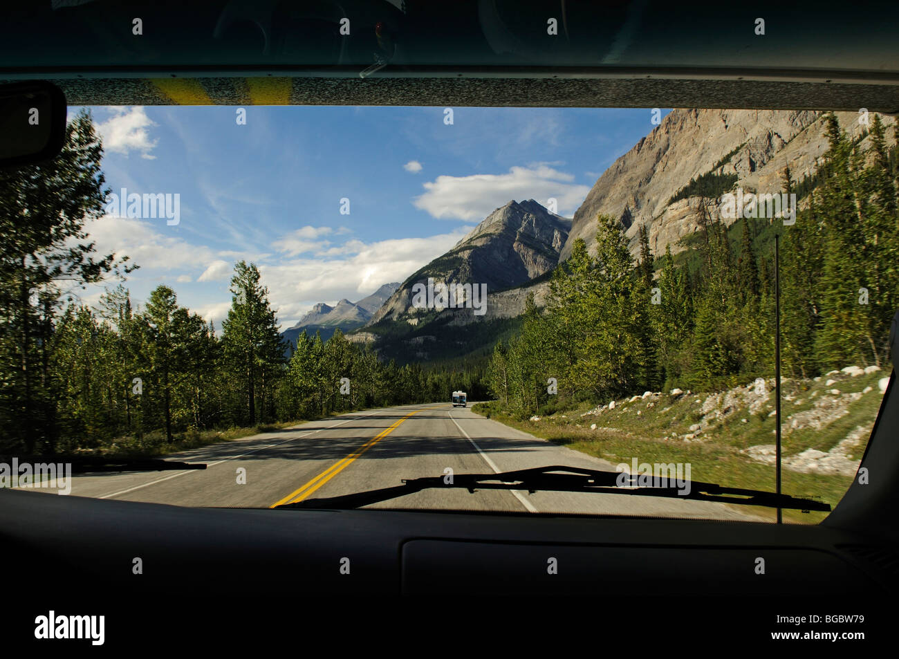 Camper, Trans Canada Highway, Castle Mountain, Alberta, Canada Foto Stock
