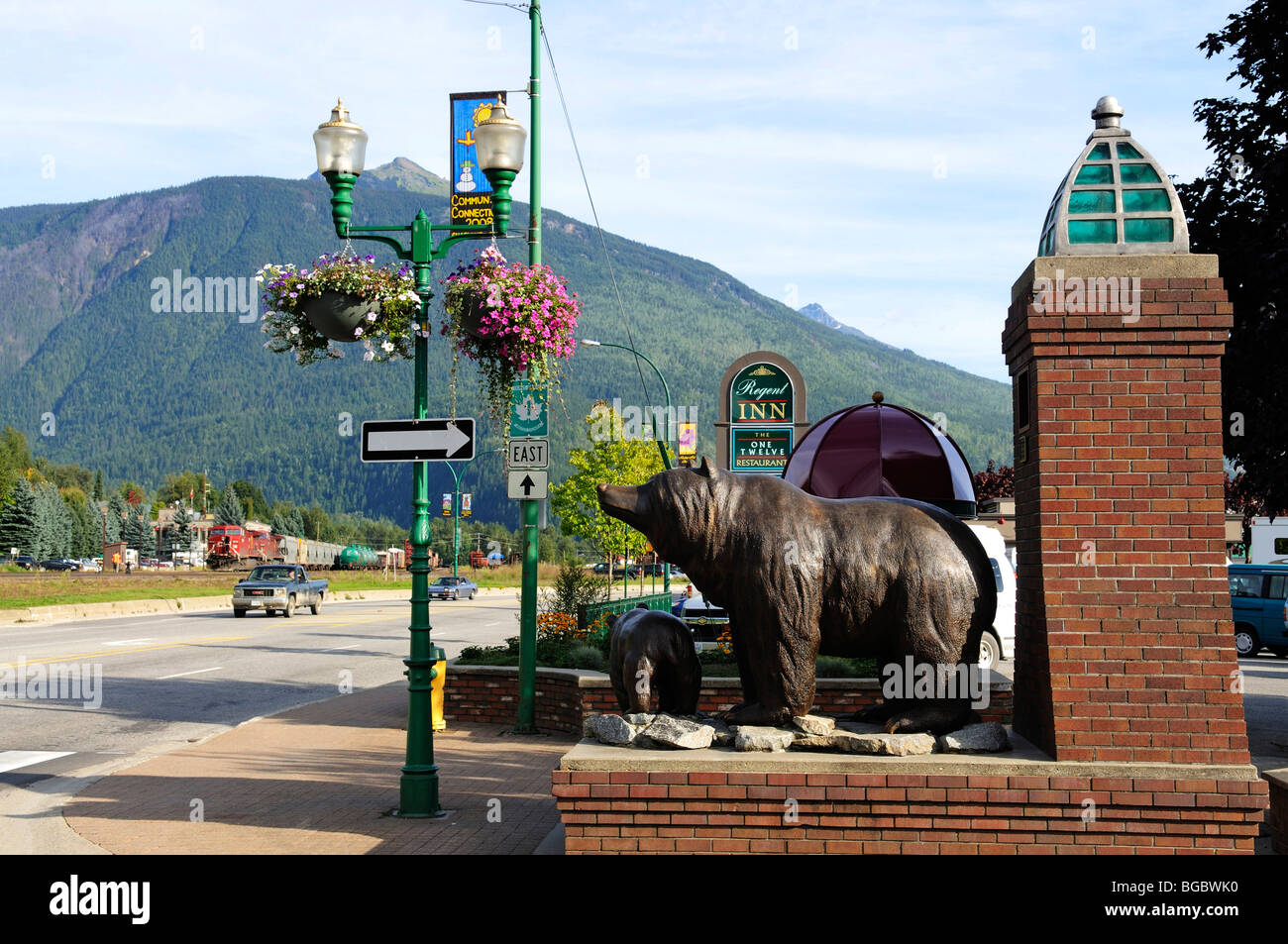 Bronze orsi grizzly all'entrata di Revelstoke, British Columbia, Canada Foto Stock
