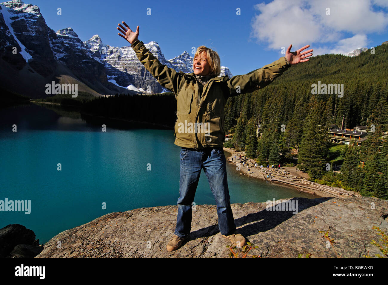 Ragazzo avendo divertimento al Lago Moraine, il Parco Nazionale di Banff, Alberta, Canada Foto Stock