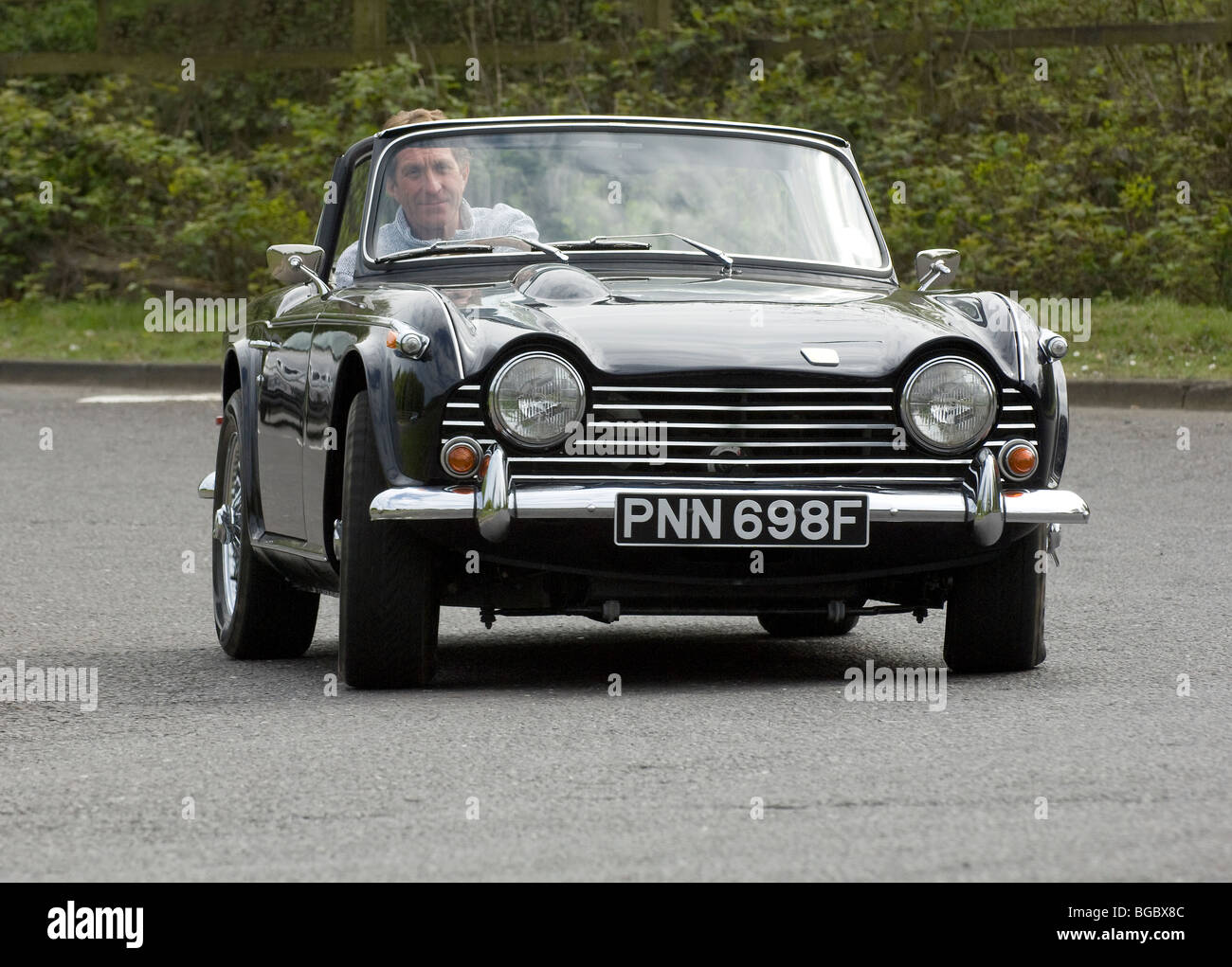Trionfo TR5 Classic British open sports car guida fast round un angolo Foto Stock