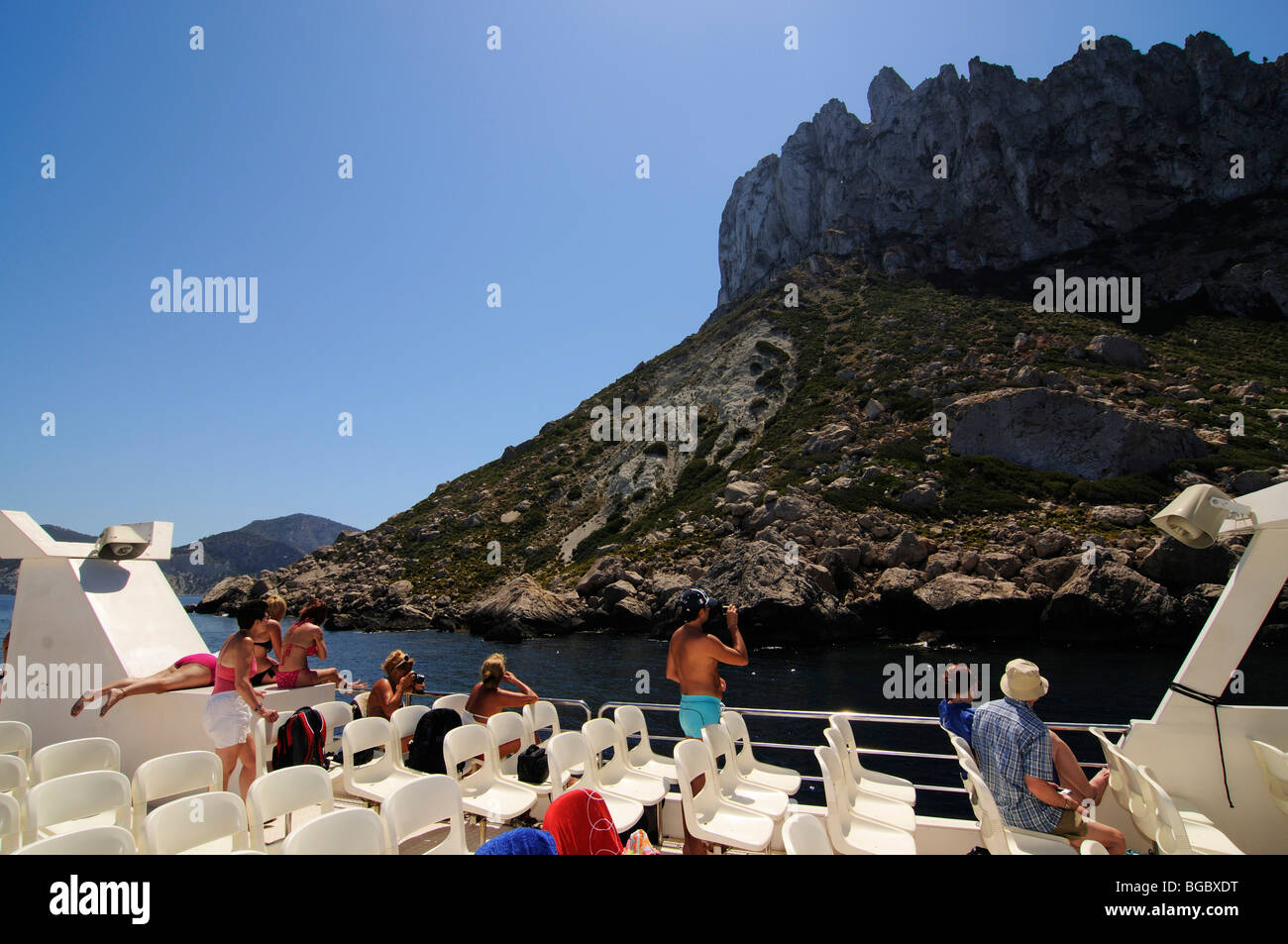I turisti in un tour in barca, viaggio in barca per Es Vedra island, Ibiza, Isole di pino, isole Baleari, Spagna, Europa Foto Stock