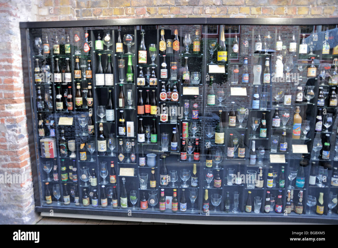 In prossimità di diverse bottiglie di birra in vetrina. Bruges, Belgio. Foto Stock