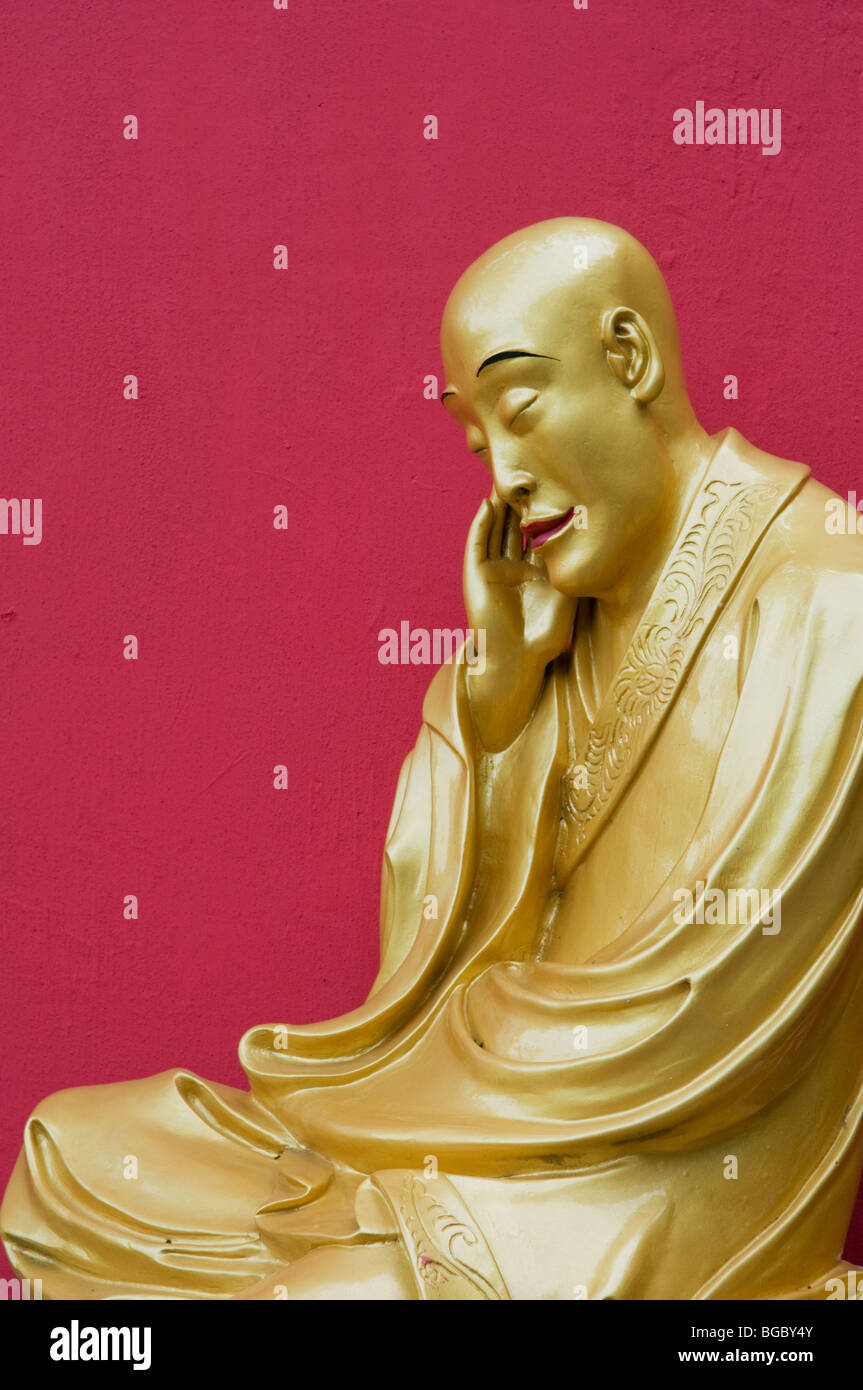 Una statua presso il Monastero dei Diecimila Buddha in Sha Tin Hong Kong Cina Foto Stock