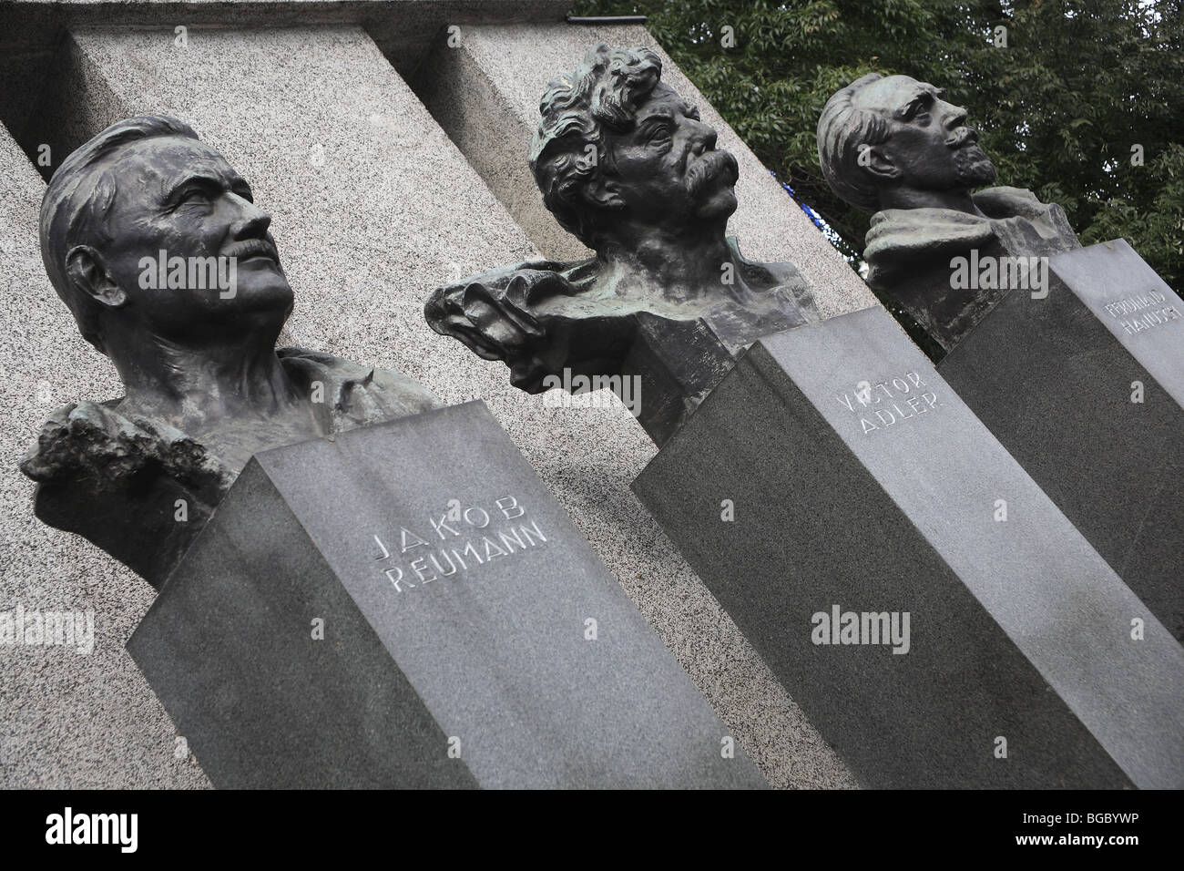 Un monumento della Repubblica con i busti di Jakob Reumann, Victor Adler e Ferdinando Hanusch, Vienna, Austria Foto Stock